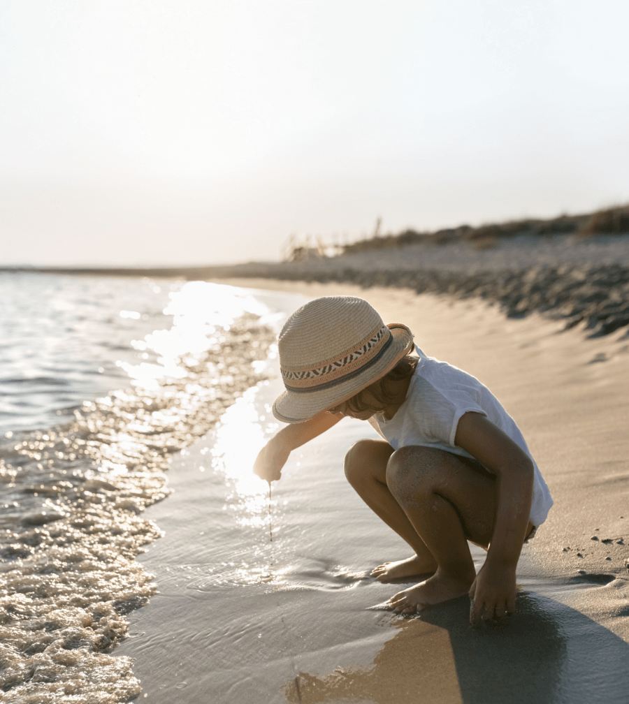 spain-menorca-little-girl-playing-on-the-beach
